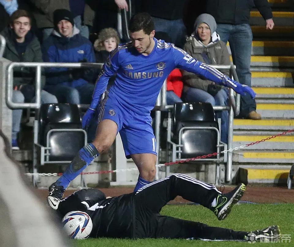 切尔西惊险险胜，阿扎尔莱克六战八球(巴黎圣日耳曼阿什拉夫个人简介)